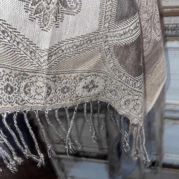 NWOT Celtic cross scarf vintage large with fringe so cute - Picture 4 of 4